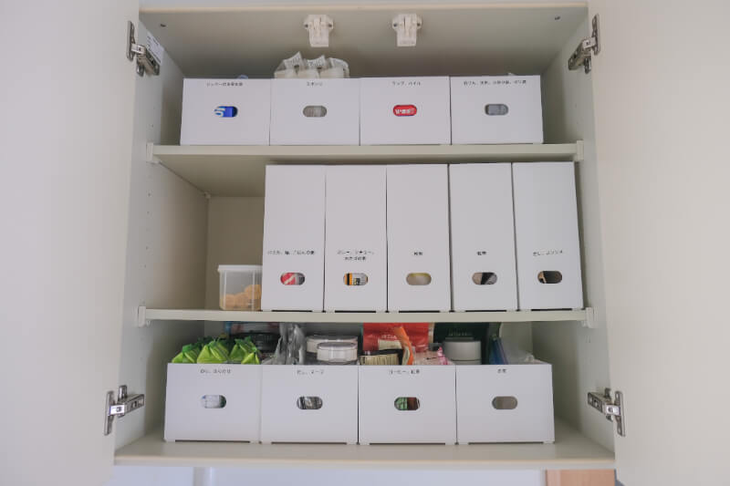 食材収納の吊戸棚は、ファイルボックスと整理ボックスで種類別収納